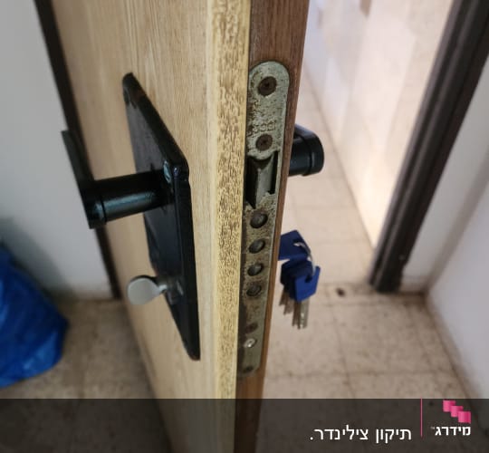 מנעול דלת עם מפתחות תלויים